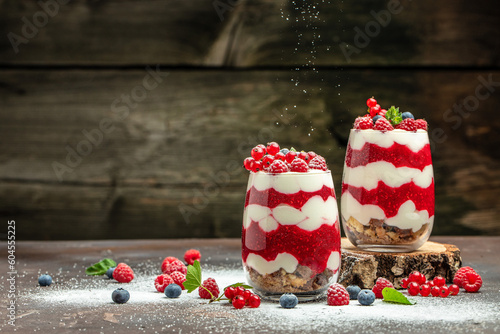 Fotografia Raspberry dessert cheesecake, trifle, mouse in a glass
