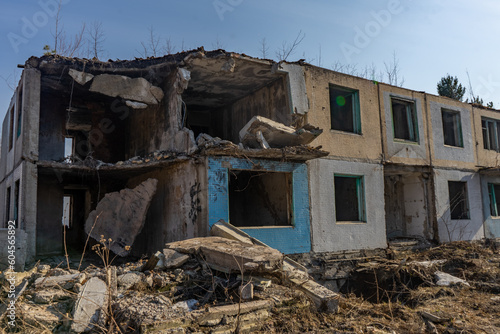фотографія Ruins of a two-storey building against a blue sky