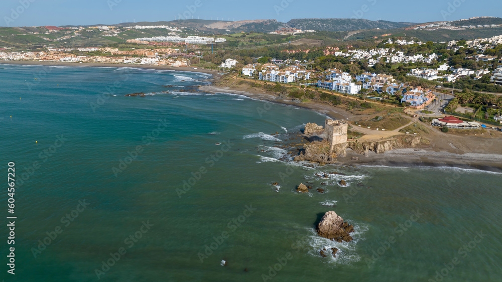 vista de la torre de la sal en la playa del municipio de Casares, Andalucía