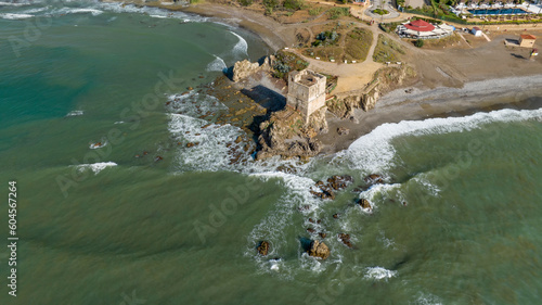 vista de la torre de la sal en la playa del municipio de Casares, Andalucía