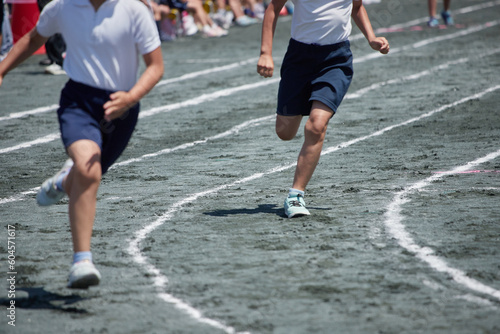 小学校の運動会で短距離走をしている学生達
