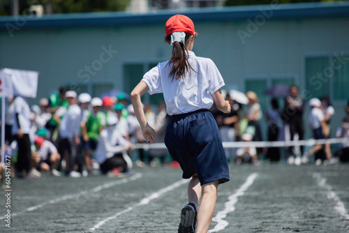 小学校の運動会で短距離走をしている女子生徒
