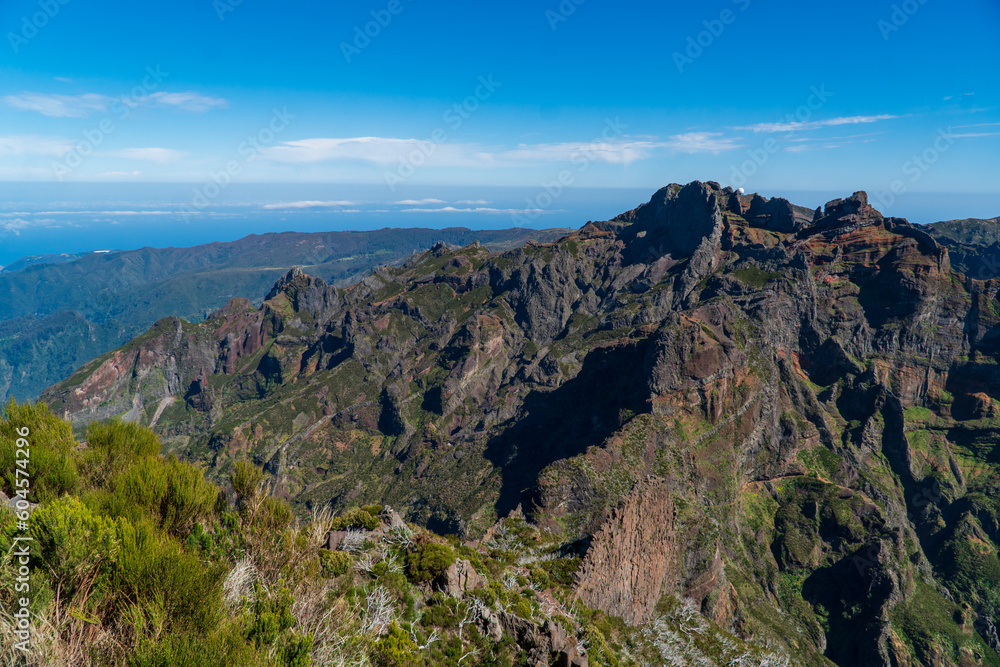 Obraz premium Beautiful hiking trail from Pico do Arieiro to Pico Ruivo, Madeira island. Footpath PR1 - Vereda do Areeiro. On summy summer day above the clouds. Portugal.