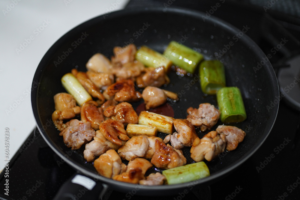 鶏肉とネギをたれで煮詰める様子 鶏肉とネギをたれで煮詰める様子