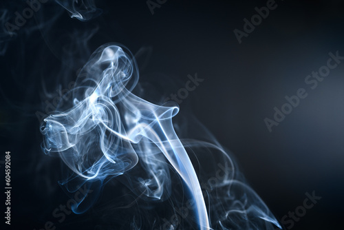 Zawirowany dym z kadzidła na ciemnym tle 