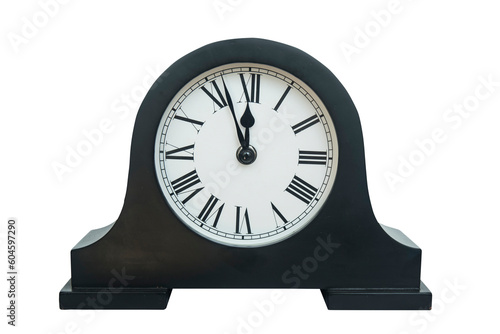 czarny zegar stojący, z rzymskimi cyframi, w kolorze biało czarnym.