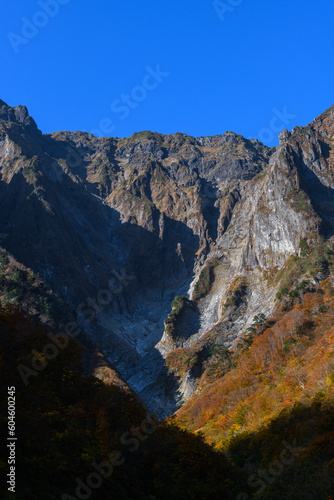 谷川岳の一ノ倉沢の紅葉 © backpacker