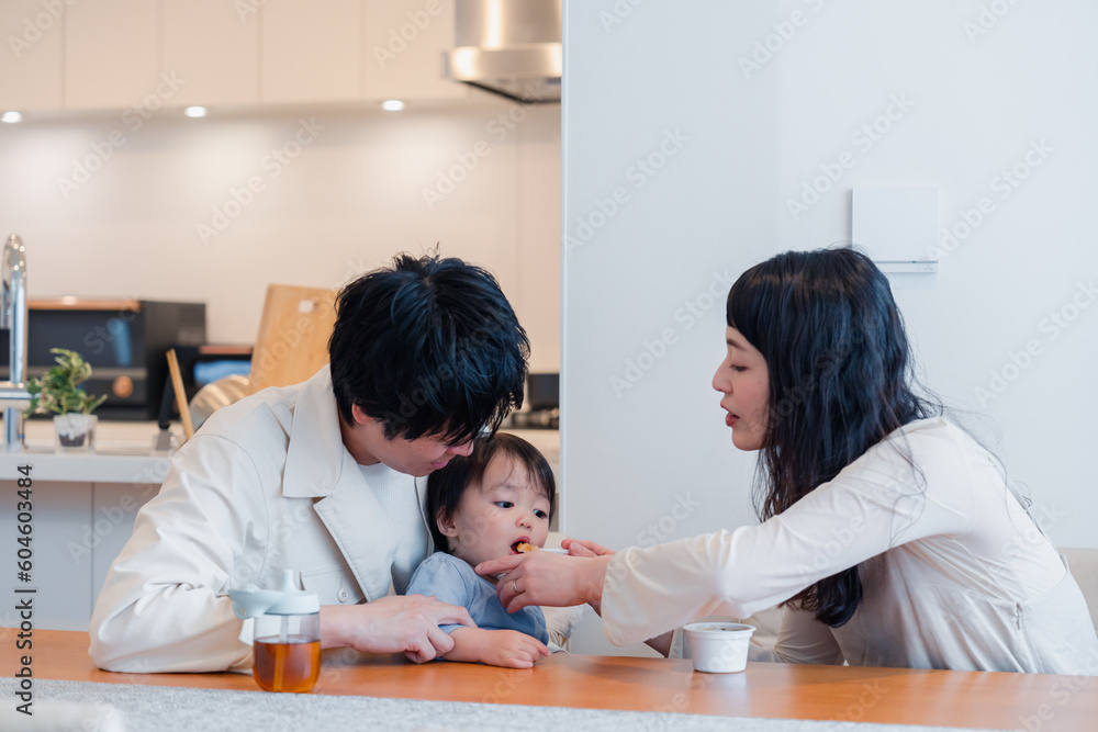 家で離乳食を食べる子供 家で離乳食を食べる子供