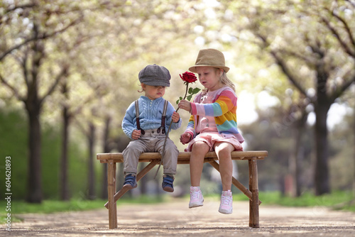 zwei Kinder auf einer Parkbank
