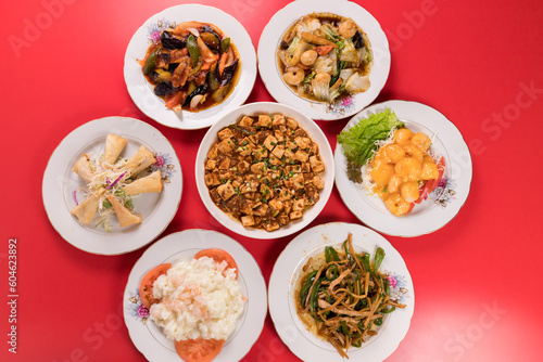 食べ放題の各種類の中華料理の風景