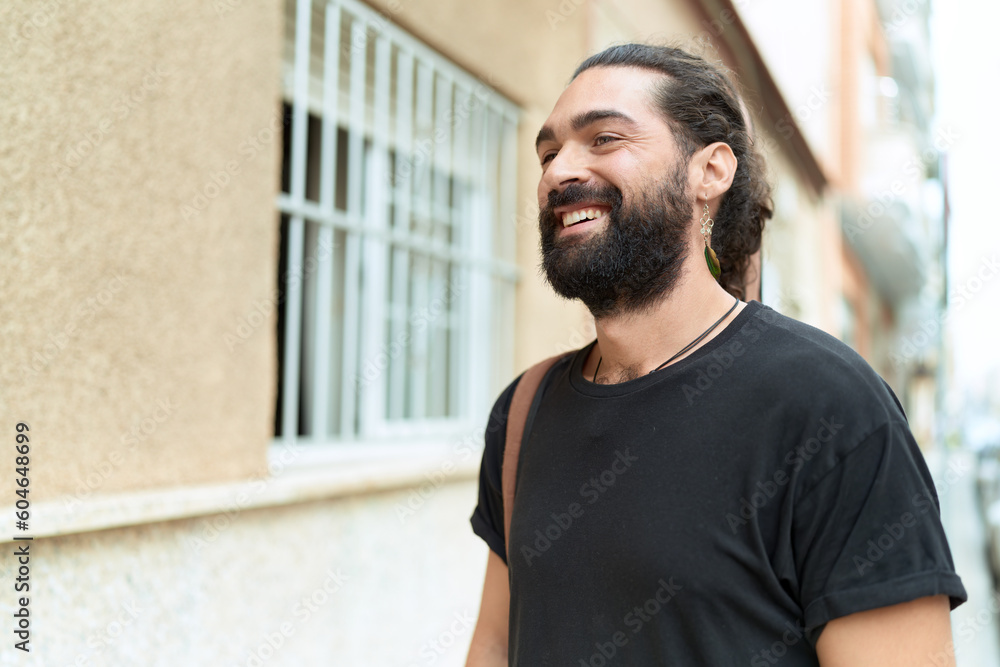 Obraz premium Young hispanic man smiling confident looking to the side at street