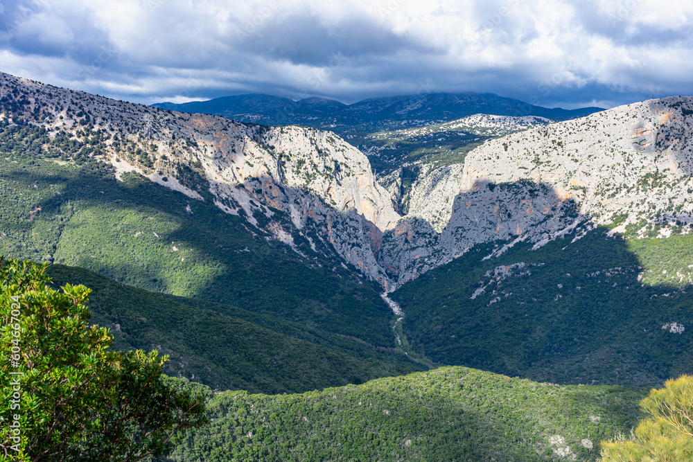 Wanderurlaub auf Sardinien, Italien: Wandern im Supramonte Gebirge, Gorropu Schlucht - spektakuläre Ausblicke in eine Schlucht