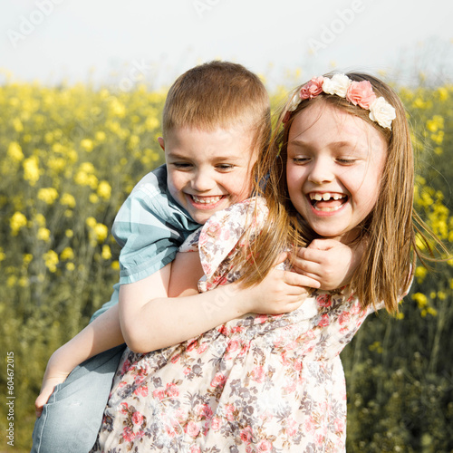 Dzień dziecka to okazja do cieszenia się beztroskim dzieciństwem i pięknymi chwilami bycia razem - szczęście, rodzina, miłość, radość  © medialne-centrum.pl