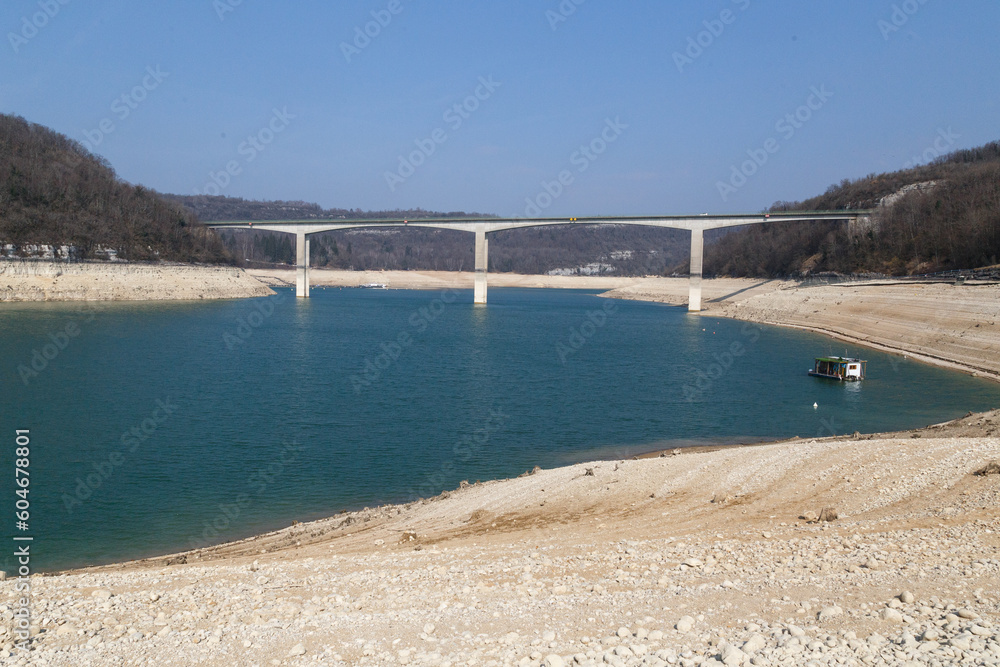 Sécheresse au lac de Vouglans, avec un niveau d'eau bas, dans le département du Jura Sécheresse au lac de Vouglans, avec un niveau d'eau bas, dans le département du Jura