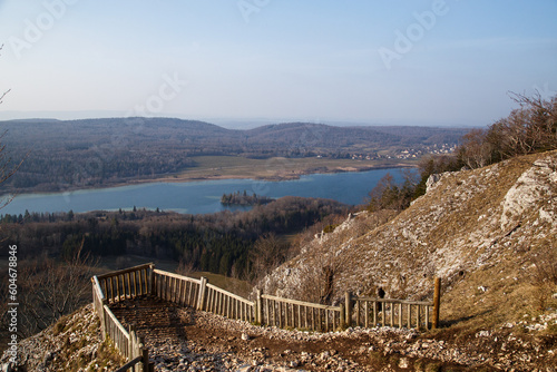 S  cheresse au lac de Vouglans  avec un niveau d eau bas  dans le d  partement du Jura