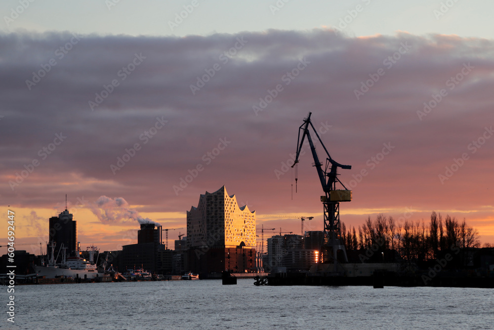 Obraz premium Hamburger Hafen bei Sonnenaufgang im Frühling