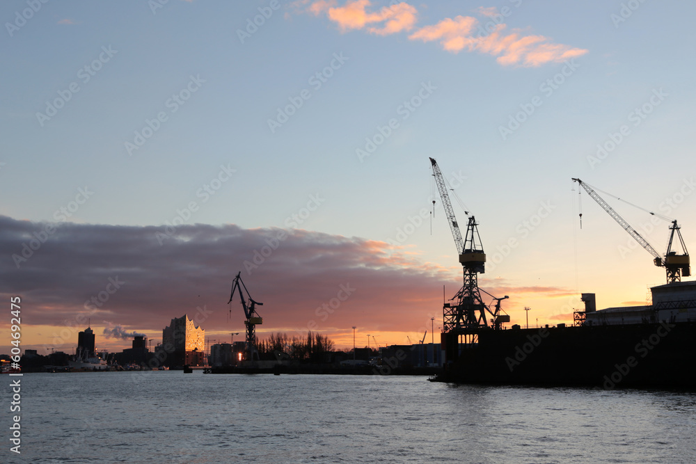 Hamburger Hafen bei Sonnenaufgang im Frühling