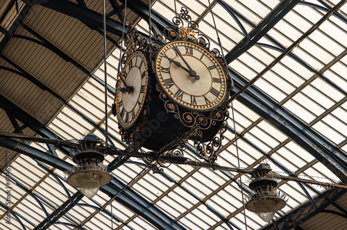 Victorianischer Charme in Brighton; Bahnhofsuhr in der Halle des historischen Kopfbahnhofs