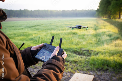 Drohnen mit Wärmebildkameras suchen die Wiese nach Kitzen ab, bevor gemäht wird. photo