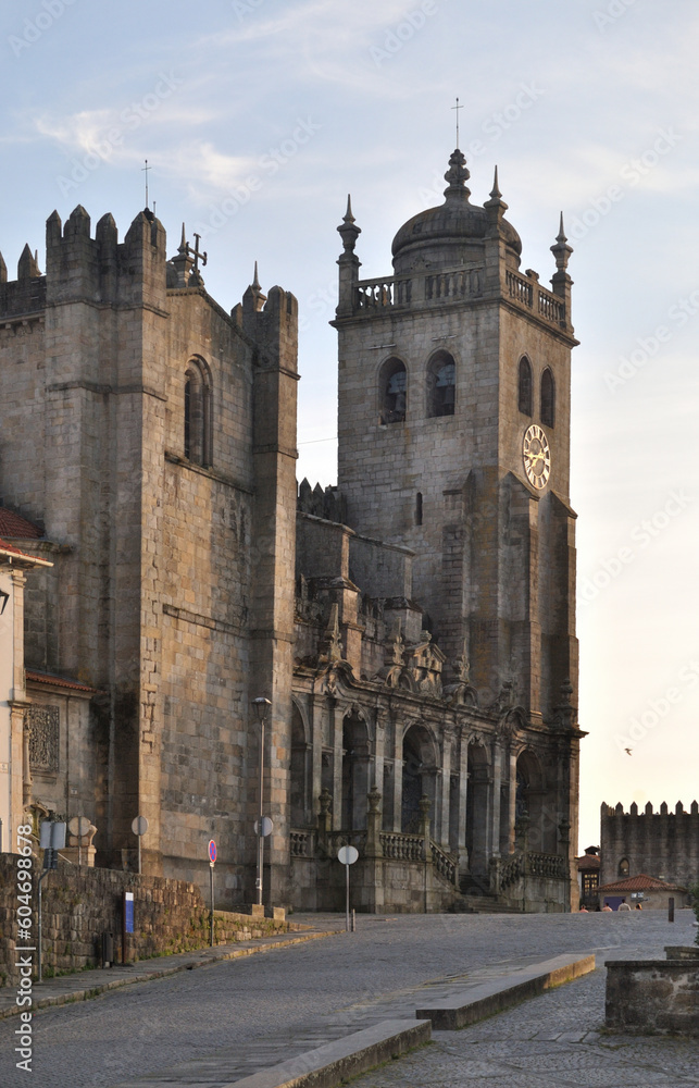 Sé do Porto, vista lateral para a Sé do Porto, torre do relógio