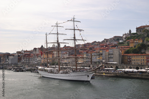 Veleiro grande ancorado no cais da ribeira da cidade do Porto, no vale do douro, madrugada, nascer do sol, dia da marinha © ajcsm