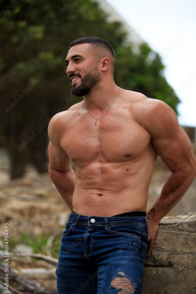 El cuerpo masculino perfecto - Impresionante simulador de cuerpos posando. Joven musculoso sonriendo. Concepto de salud y ejercicio. Espacio para texto