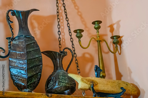 Fotografia vintage metal dishes and candleholder on the table