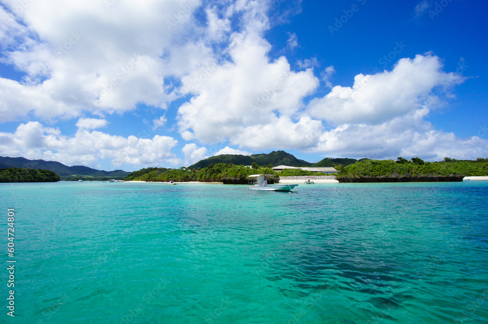 Fototapeta premium 夏の石垣島の川平湾の澄んだ海と青い空