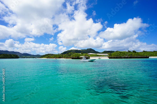 夏の石垣島の川平湾の澄んだ海と青い空