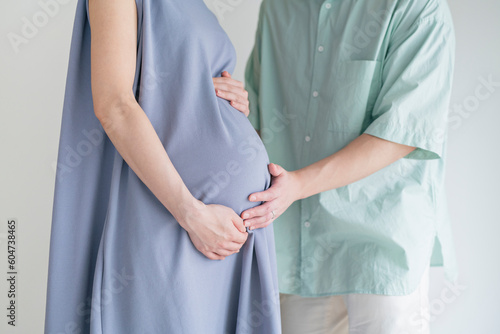 Foto 妊婦,若い夫婦,マタニティ,白背景