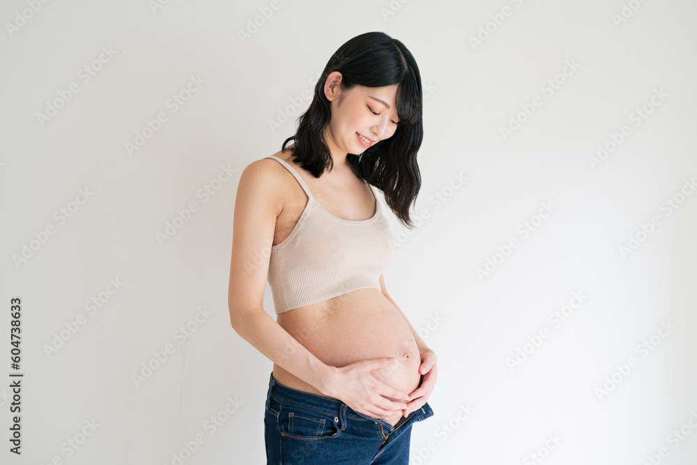 妊娠中の若い女性,白背景 妊娠中の若い女性,白背景