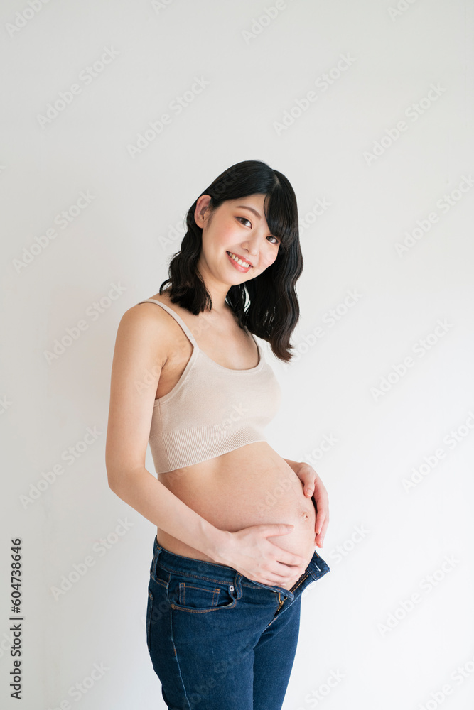 妊娠中の若い女性,白背景 妊娠中の若い女性,白背景