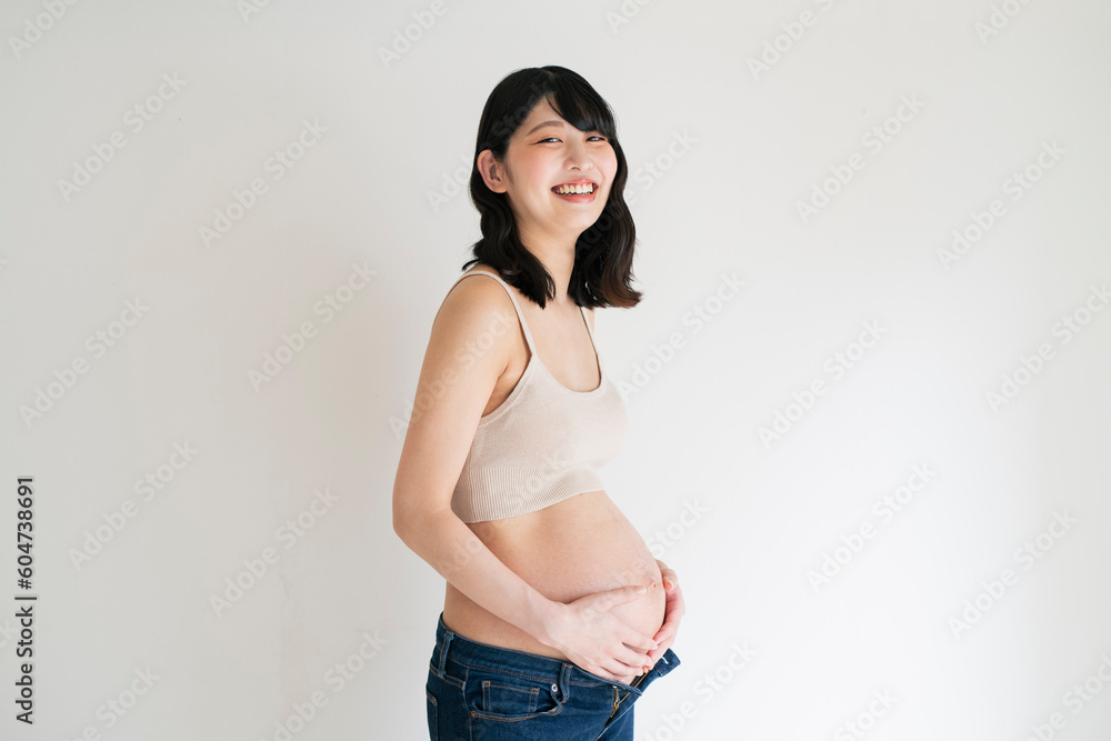妊娠中の若い女性,白背景 妊娠中の若い女性,白背景