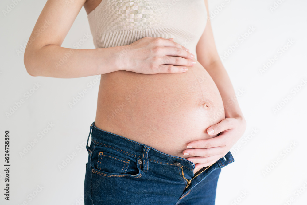 妊娠中の若い女性,白背景 妊娠中の若い女性,白背景