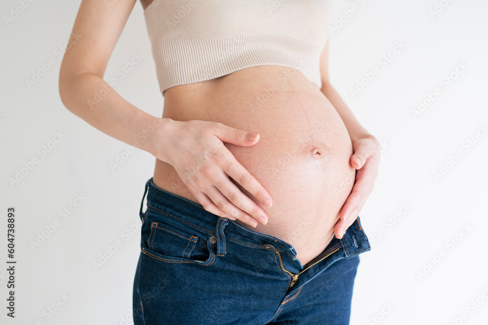 妊娠中の若い女性,白背景 妊娠中の若い女性,白背景