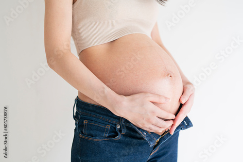 妊娠中の若い女性,白背景 © One