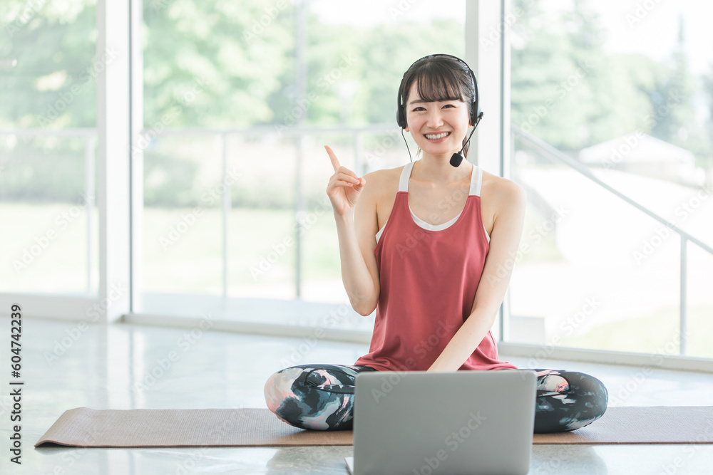 オンラインヨガ教室をするヨガ講師・ヨガインストラクター
オンラインヨガ教室をするヨガ講師・ヨガインストラクター