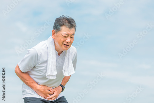 運動中に腹痛・お腹が痛くなった高齢者・シニア男性 