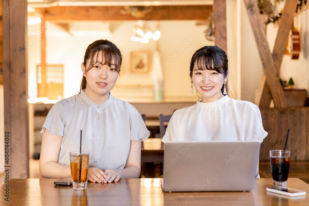 カフェで同僚とミーティングするアジア人のビジネスウーマン
カフェで同僚とミーティングするアジア人のビジネスウーマン