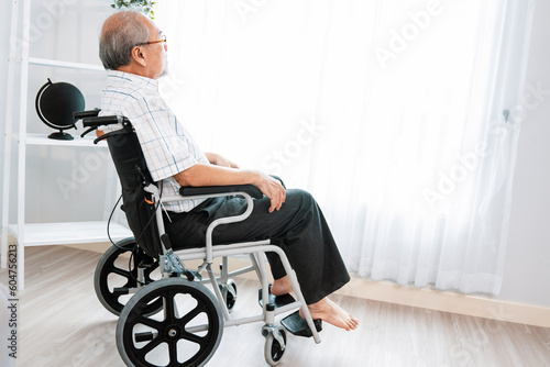 Fotografia Portrait of an elderly man in a wheelchair alone with himself at home but contented with his lot in life
