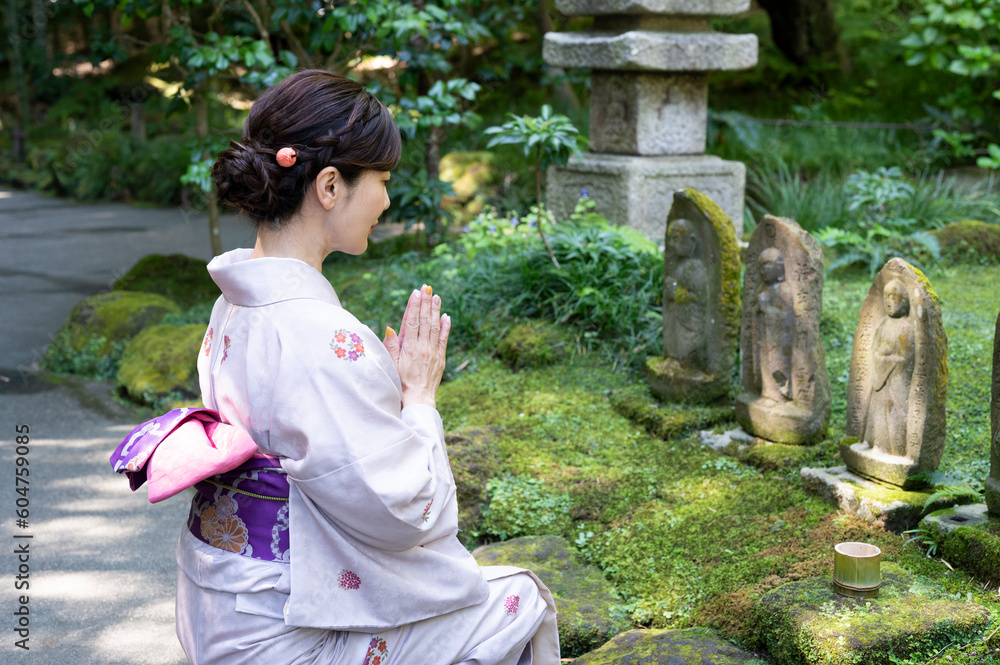 寺で手を合わせて祈る着物を着た日本人女性 Stock 写真 | Adobe Stock
