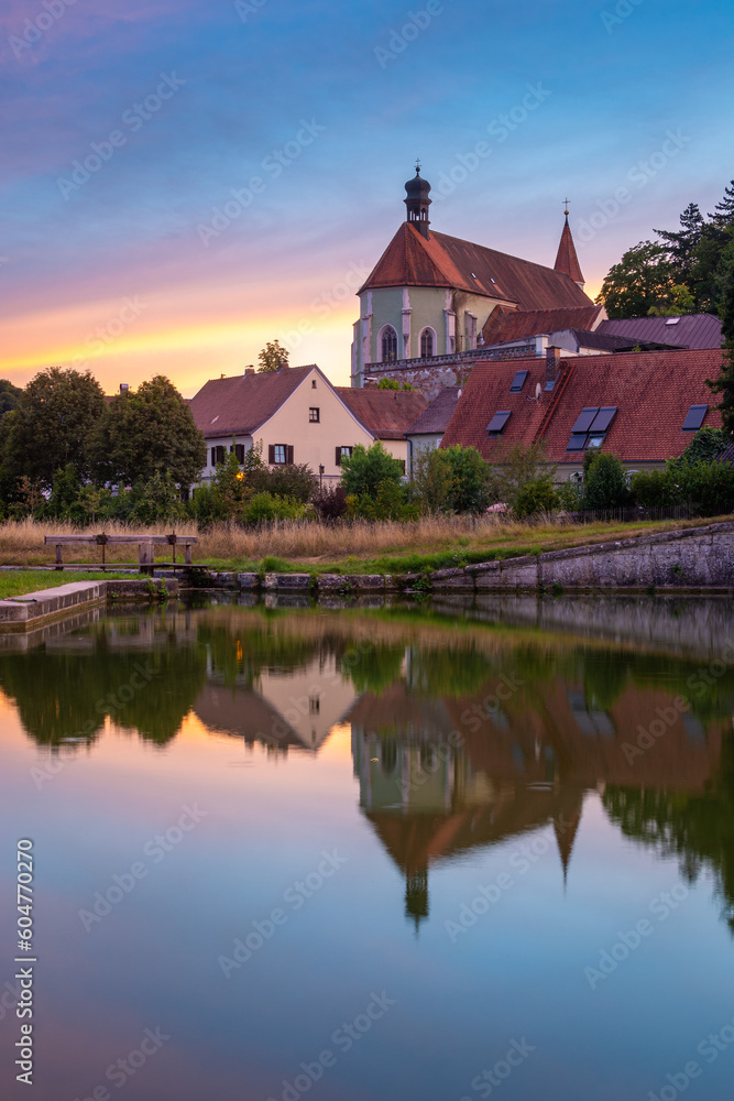 Alter Hafen in Kelheim mit Michaelskirche im Sonnenuntergang im Sommer