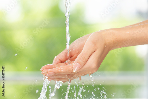 水を浴びる女性の手