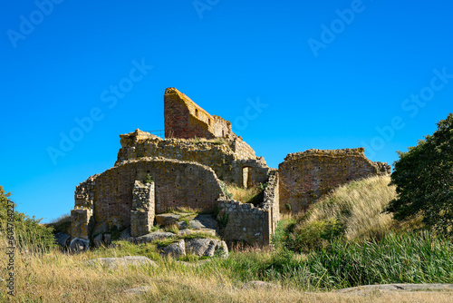 Hoch   ber der Steilk  ste im Nordwesten Bornholms thronen die   berreste der mittelalterlichen Festung  Hammershus 