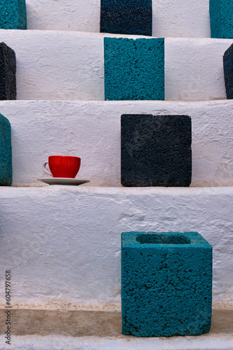 Obraz na płótnie Cubic flower pots in turquoise and black, red coffee cup on w salonie
