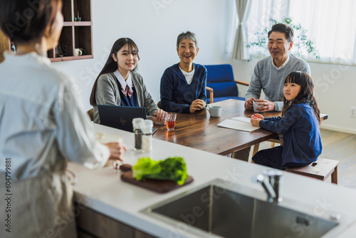 日本人三世代家族の団らん