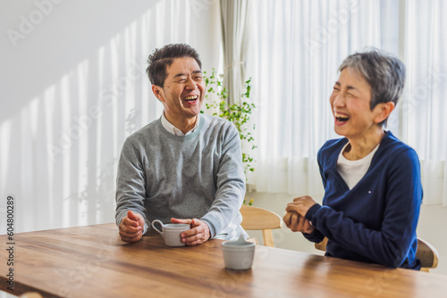 会話を楽しむ日本人シニア夫婦 photo