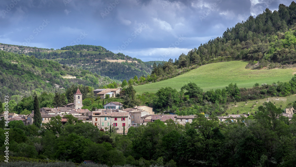 Paysage pittoresque de la région des Baronnies dans le département de la Drôme autour du village de Curnier en France au printemps