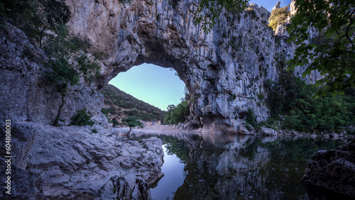 Arche naturelle du Pont d'Arc sur la rivière Ardèche dans le département de l'Ardèche en France