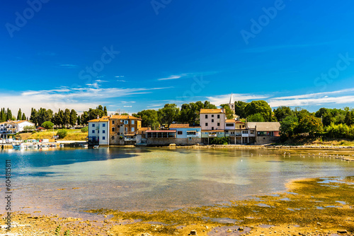 Schöner Blick in eine mediterrane Bucht